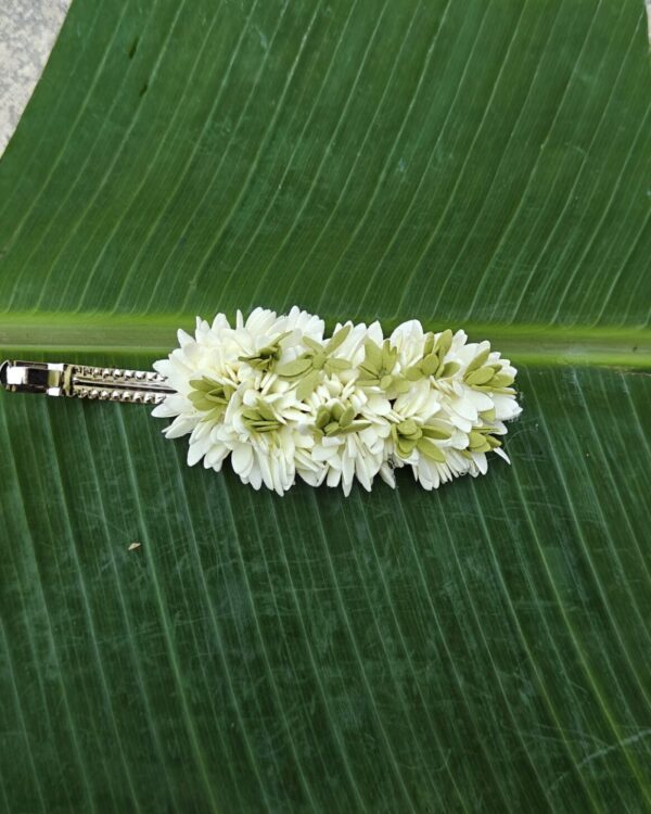 Mullai Green Leaf Center Clip