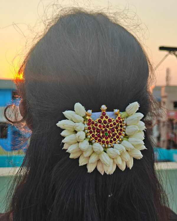 Malli Mottu Moon kemp Center Clip