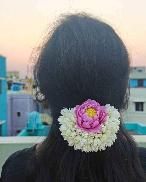 Blooming Malli+Lotus Center Clip