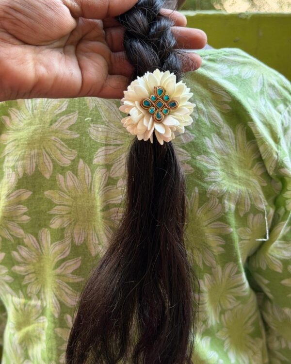 Green kolam kundan with Mullai 
Hair Ties