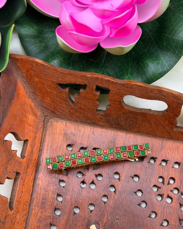 Green Red Kundan Center Clip